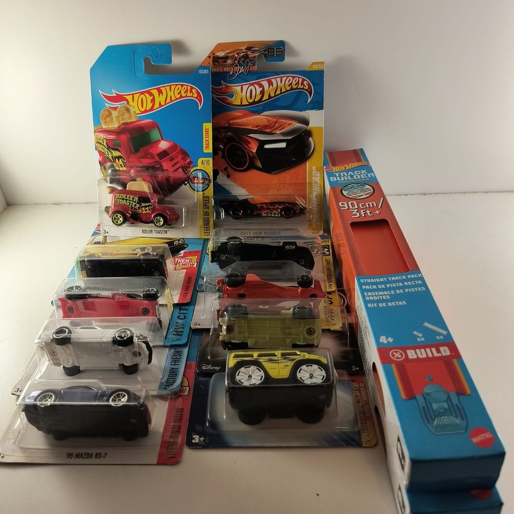 b23 hot wheels bundle 10 assorted  cars 6ft track 23